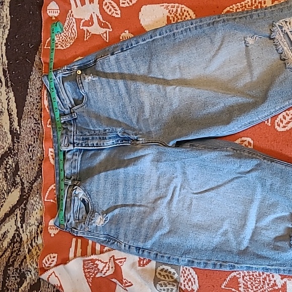 American Eagle Ultra High-Rise Curvy Mom Ankle Jeans Size 31 - Picture 1 of 3